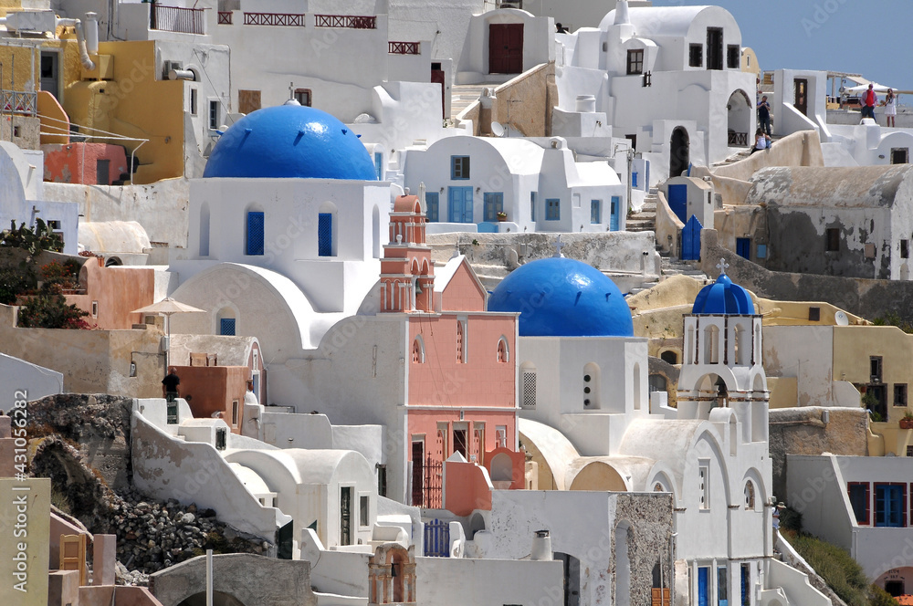 Paisaje con iglesias y casas sobre el acantilado de Oia en la isla griega de Santorini