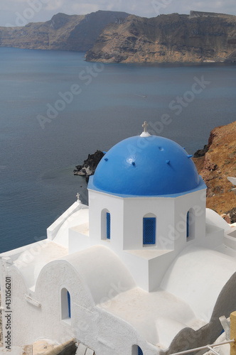 Templo con cúpula azul en la costa de la isla griega de Santorini