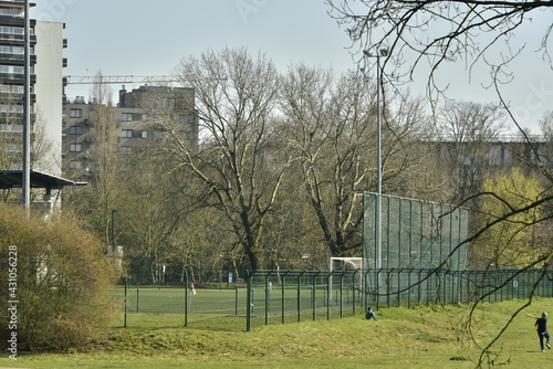 Le terrain de football vide du parc Saint-Vincent à Evere 