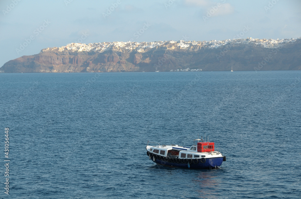 Lanzadera de pasajeros y vista de los acantilados de la isla griega de Santorini