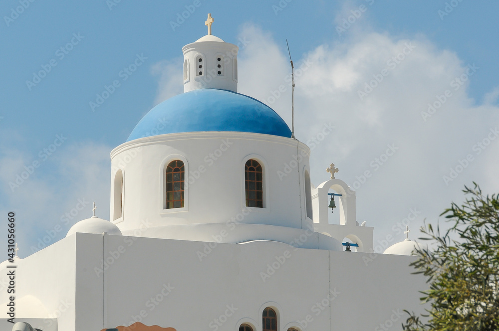 Iglesia ortodoxa con cúpula azul en la isla griega de Santorini

