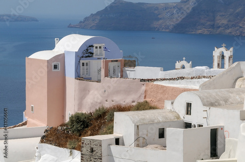 Construcciones sobre los acantilados en Santorini, Grecia