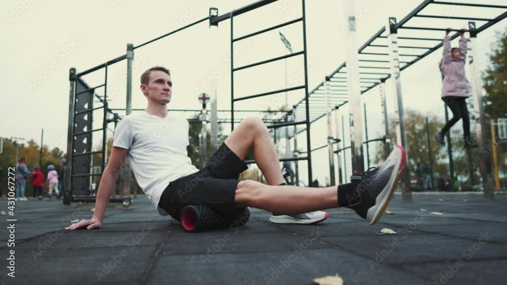 Stockvideo Caucasian man athlete doing exercises on myofascial roller