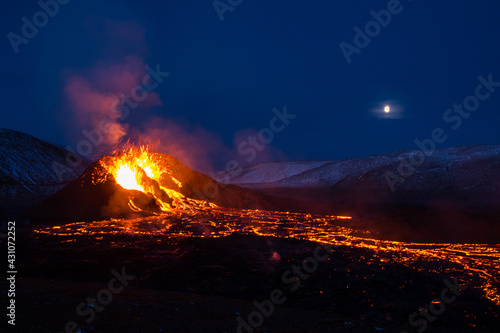 The eruption site of Geldingadalir in Fagradalsfjall mountain on Reykjanes in Ic Fototapet