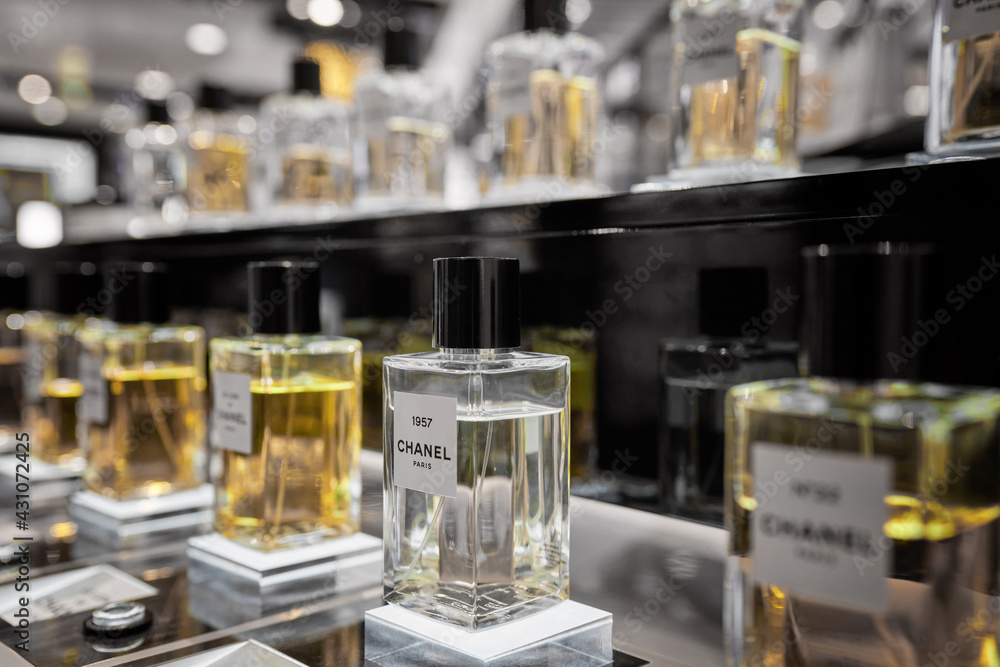 Female perfume Chanel No. 22 bottle closeup in store showcase. Perspective  view of french Chanel perfume collection. Product from Coco Chanel in  Rinascente. Milan, Italy - December 15, 2020. foto de Stock | Adobe Stock