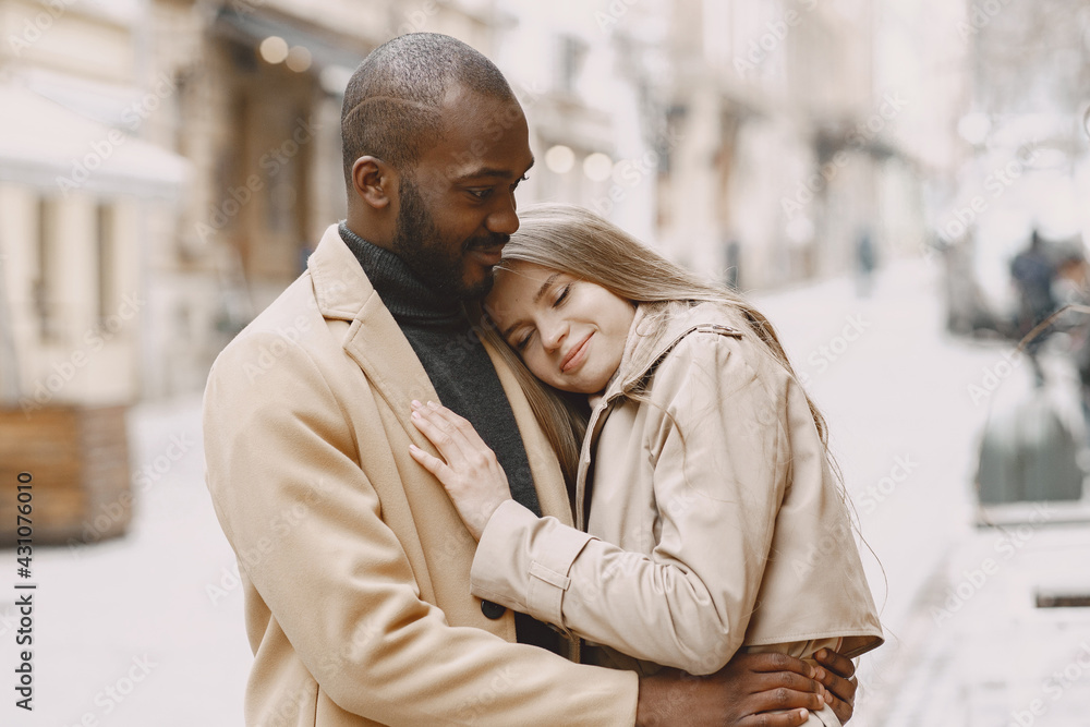 Obraz premium Mixed couple spenting time together in a spring city