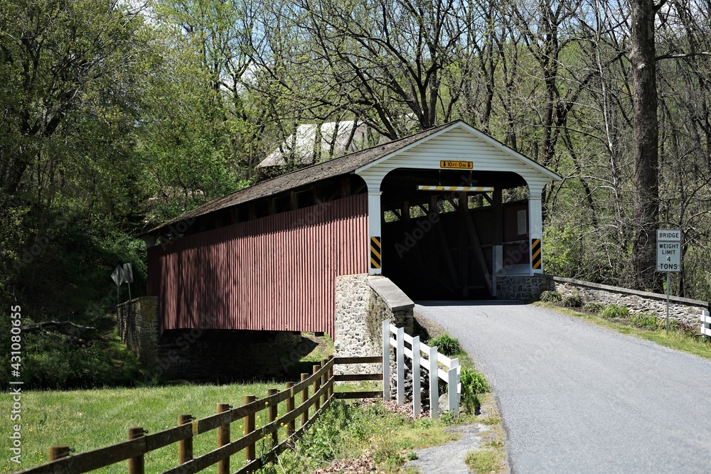 Obraz premium Old wooden bridge
