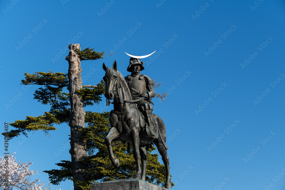 Fototapeta premium 伊達政宗像 騎馬像朝日に光る兜三日月型前立て