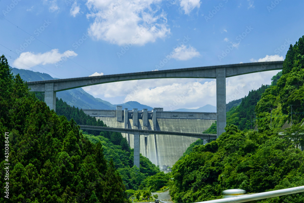 Obraz premium 滝沢ダムと雷電廿六木橋（秩父往還）／埼玉県秩父市（秩父多摩甲斐国立公園）