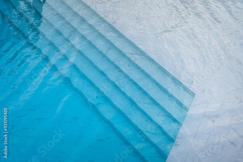 Foto Beautiful designed swimming pool with transparent blue water and white marble luxury floor
