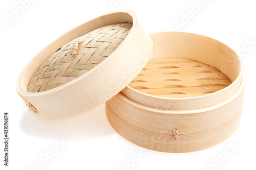 Obraz na plátne Dimsum container chinese japanese food bamboo steamer with clipping path isolate