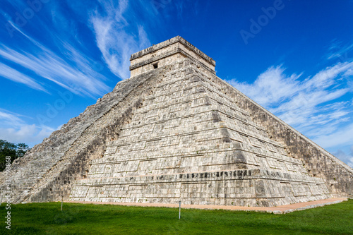 The great chichen itza pyramid with a great sky