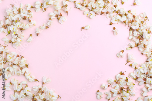 분홍 배경에 뿌려진 꽃잎과 카피 공간