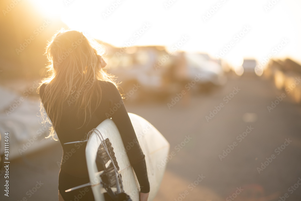 la fille au surf