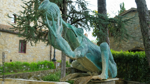 Foto Fontana con una rana che beve da un fiasco nel villaggio di San Sano a Gaiole in Chianti, provincia di Siena