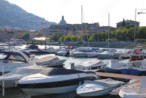 Le imbarcazioni all'interno del porto di Como sul Lario. photo