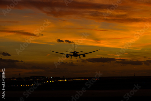 Flugzeuge im Sonnenuntergang