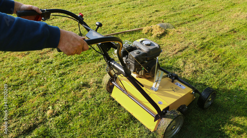 Cuadro en lienzo scarifier la pelouse avec une machine thermique