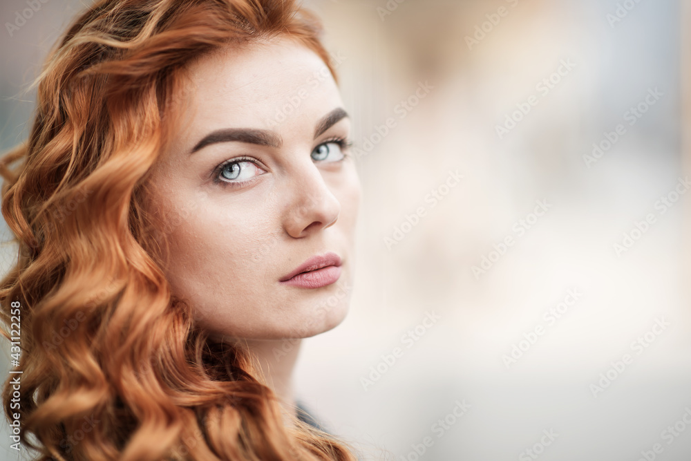 Naklejka premium redhead girl posing outside