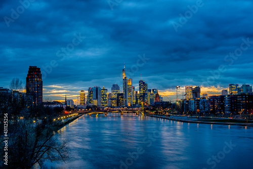 Frankfurt am Main im Panorama bei Nacht © Harald Tedesco