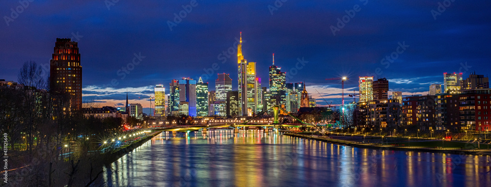 Fototapeta premium Frankfurt am Main im Panorama bei Nacht