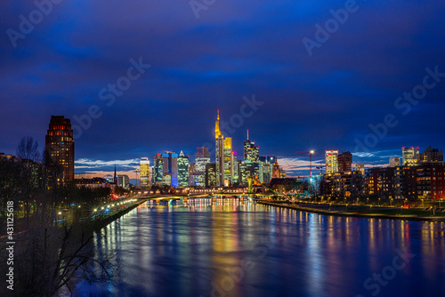 Frankfurt am Main im Panorama bei Nacht © Harald Tedesco