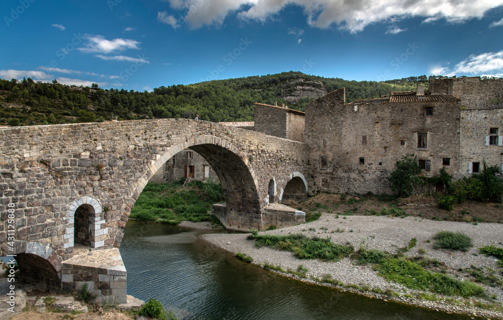 Pont médiéval de Lagrasse, Aude, France
