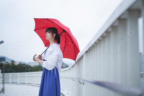 雨の日に傘をさす女性