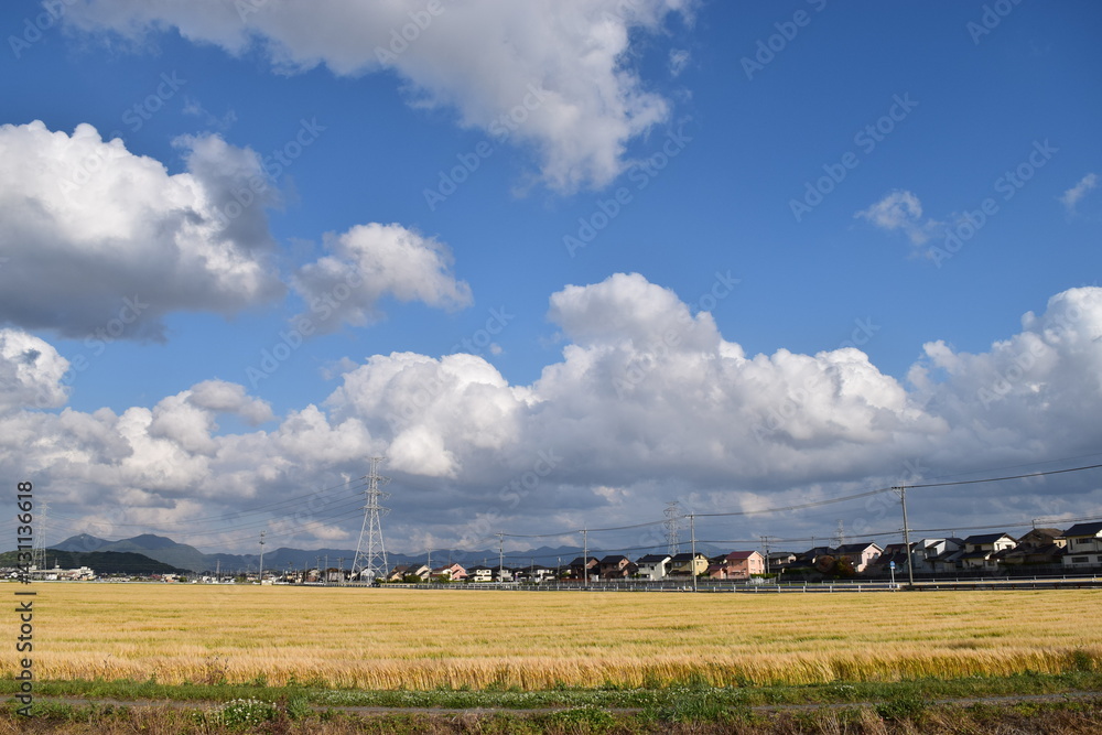 晴れと雨の境、大空の雲の動き