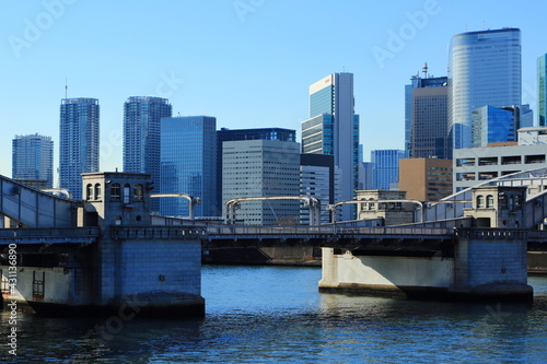 かつての可動橋・勝鬨橋と高層のオフィスビル群 © isami