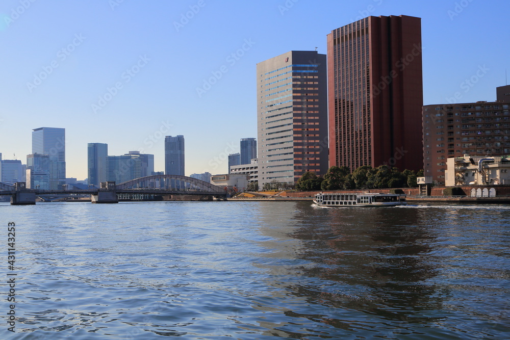 Fototapeta premium 船が行き交う隅田川の風景