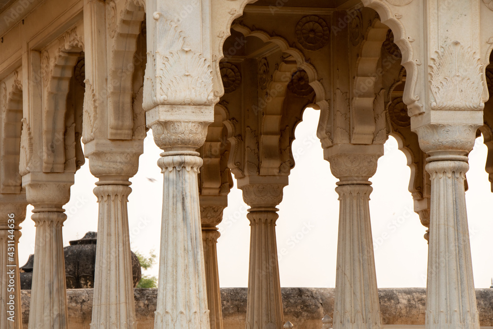 At a distance of 9 km from Bikaner Junction Railway Station, Devi Kund Sagar is the cremation ground of Bikaner Royal family situated in the outskirts of Bikaner.