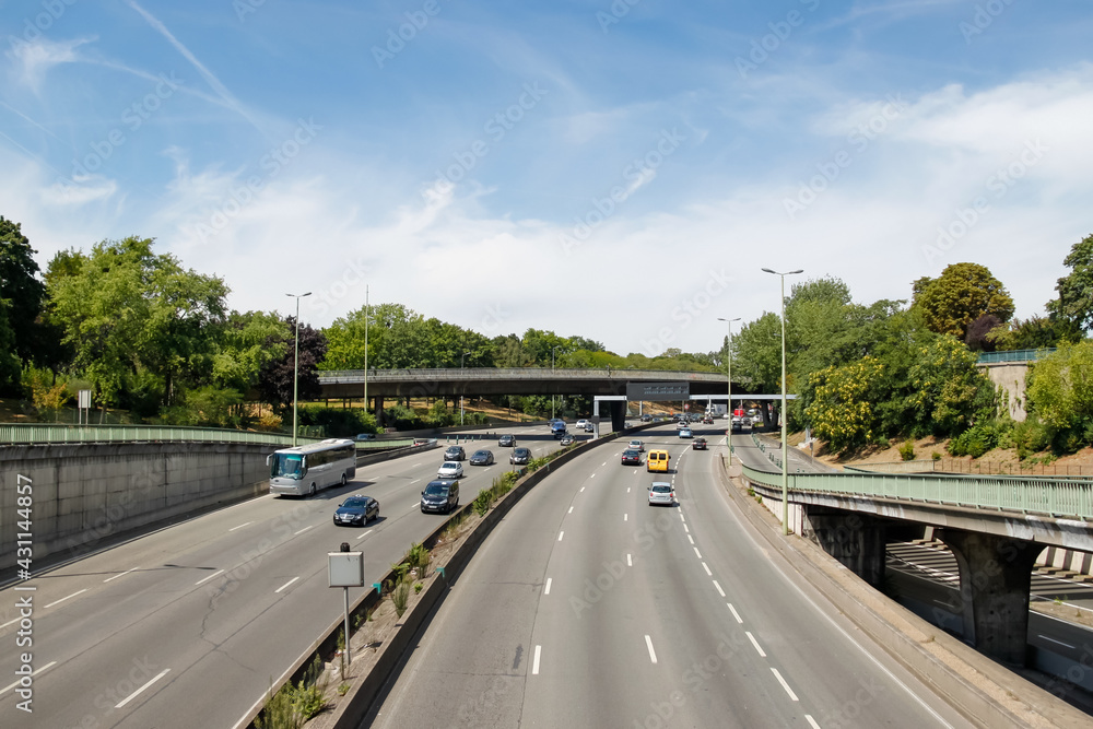Fototapeta premium Trafic routier sur le périphérique à Paris