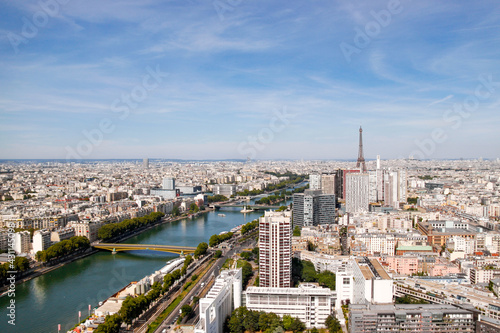 La Seine et paysage urbain à Paris © Atlantis