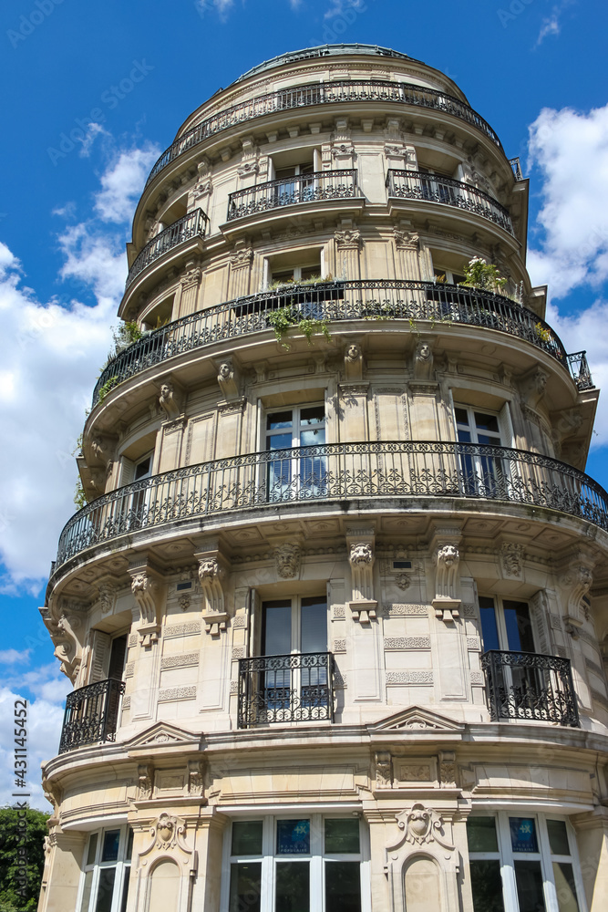 Immeuble ancien du quartier de Passy à Paris Immeuble ancien du quartier de Passy à Paris