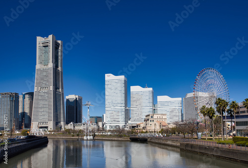 横浜市の街並み　高層ビル　日本 © 正之 松山