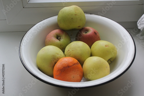 bowl of apples