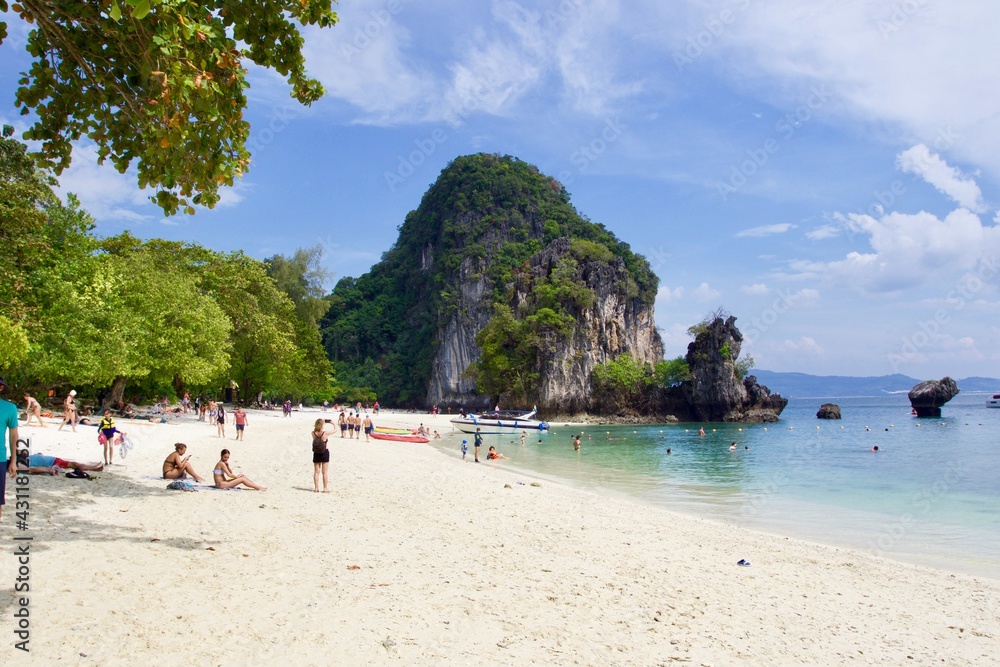 Naklejka premium beach with trees, Koh hong, Krabi, Thailand 