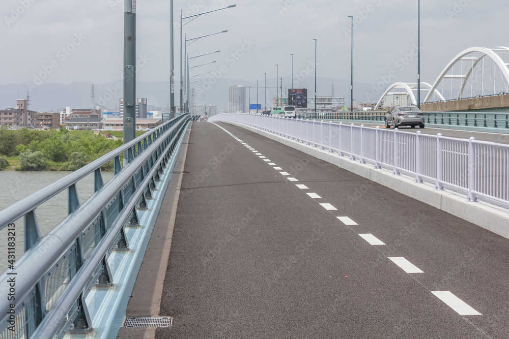 鳥飼大橋西側の歩道(2021年5月)