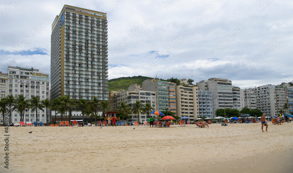 Obraz premium Citizens sunbathe on the beach of Copacabana