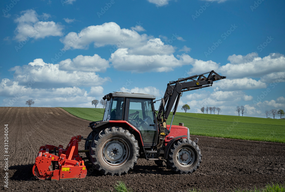 Fototapeta premium Ackerbau - Saatbeetvorbereitung mit einer Kreiselegge, landwirtschaftliches Symbolfoto.