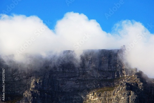 Tafelberg in Kapstadt unter Wolken