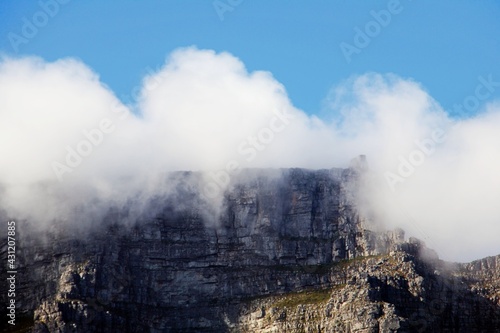 Tafelberg in Kapstadt unter Wolken © Peter
