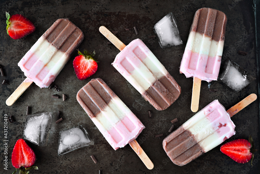 Ταπετσαρία Group of strawberry, vanilla, chocolate neapolitan ice pops