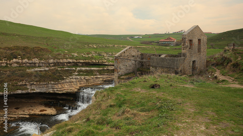 Wallpaper Mural Molino El Bolao, Arroyo de La Presa, Toñanes, Alfoz de Lloredo, Cantabria Torontodigital.ca