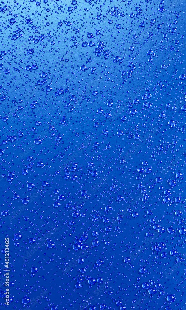 Obraz premium A lot of water droplets On metal or metalic surfaces in blue and dark blue shades for mobile background or wallpaper. 3D Rendering.