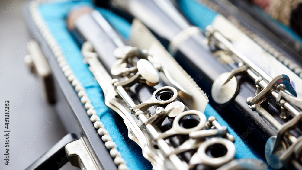 Fototapeta premium Details einer Klarinette, Klappen und Knöpfe im Koffer