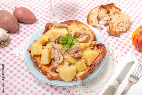 Lamb stew with potato and toasted bread
