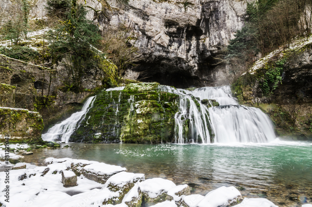 Obraz premium waterfall in the forest