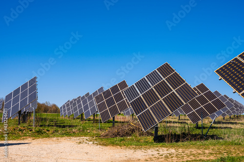 Solarpark mit Solarzellen auf Drehgestell mit Nachführsystem photo